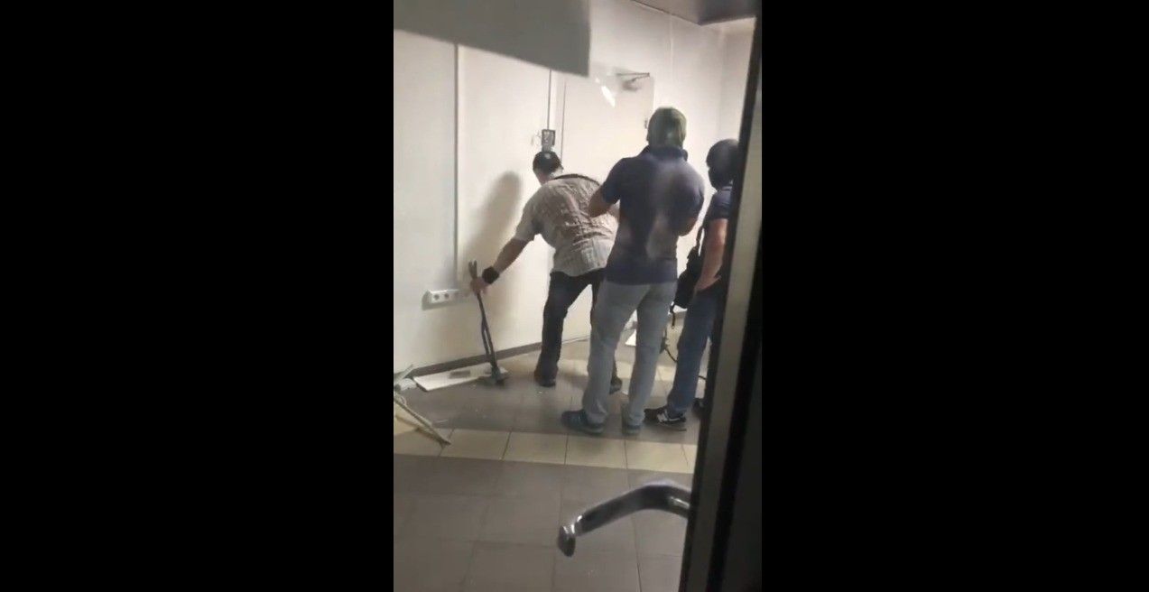 Радник Тихановської опублікував нове відео, на якому невідомі в балаклавах виламують двері офісу «Радыё Свабода»
