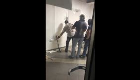 Радник Тихановської опублікував нове відео, на якому невідомі в балаклавах виламують двері офісу &laquo;Радыё Свабода&raquo;