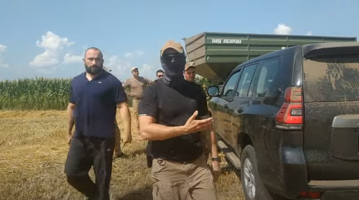 На Черкащині напали на журналіста: вибили телефон з рук, поки він знімав конфлікт двох компаній (ВІДЕО)