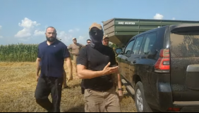 На Черкащині напали на журналіста: вибили телефон з рук, поки він знімав конфлікт двох компаній (ВІДЕО)