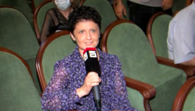 Міністриня культури Грузії в прямому ефірі відібрала мікрофон в журналістки опозиційного телеканалу (ВІДЕО)