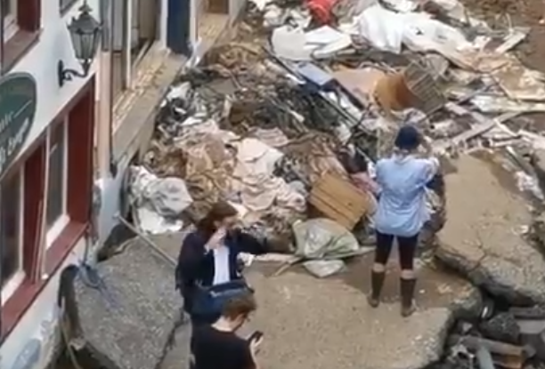 Німецька журналістка вимазала одяг брудом через сором вести репортаж з місця, зруйнованого повенями. Її за це відсторонили (ВІДЕО)