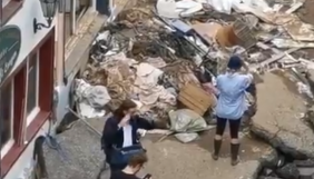 Німецька журналістка вимазала одяг брудом через сором вести репортаж з місця, зруйнованого повенями. Її за це відсторонили (ВІДЕО)