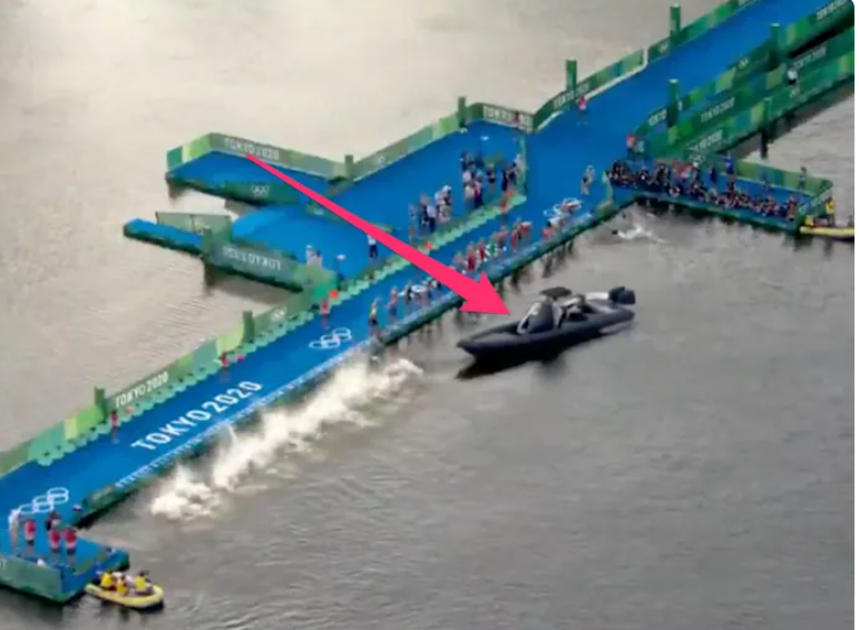 Телевізійний човен зірвав початок змагань із тріатлону на Олімпіаді-2020 (ФОТО, ВІДЕО)