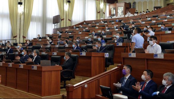 «Інструмент цензури». В Киргизстані з порушеннями прийняли «антифейковий» закон. Медіаактивісти його розкритикували
