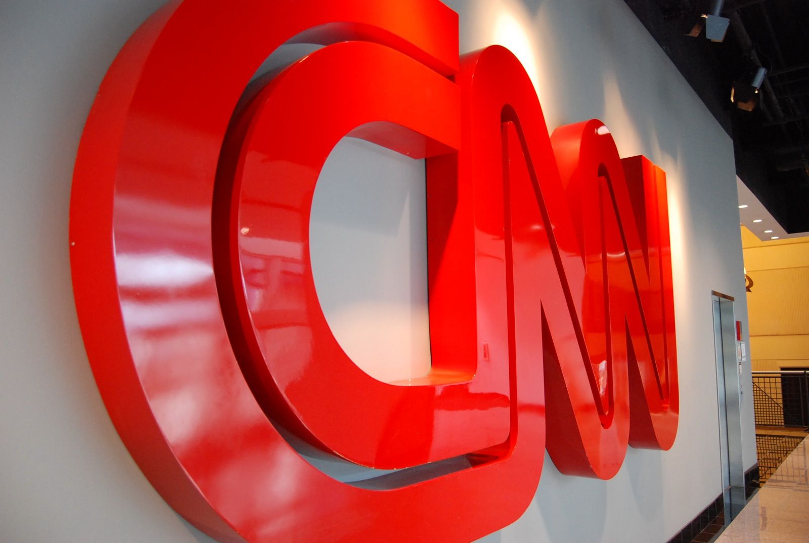 CNN звільнив трьох співробітників через відвідування офісу без щеплення