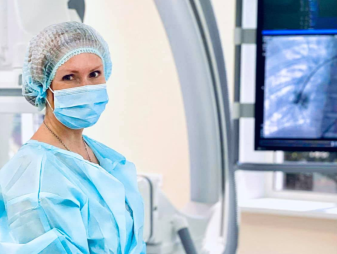 «Поки не в статусі оперуючого хірурга». Юлія Кузьменко вийшла на роботу після зміни запобіжного заходу (ФОТО)