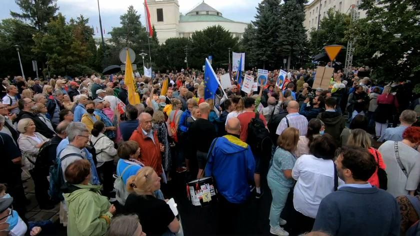 У Польщі масштабні протести на захист незалежних ЗМІ: сейм розглядає правки до закону про телерадіомовлення (ДОПОВНЕНО)