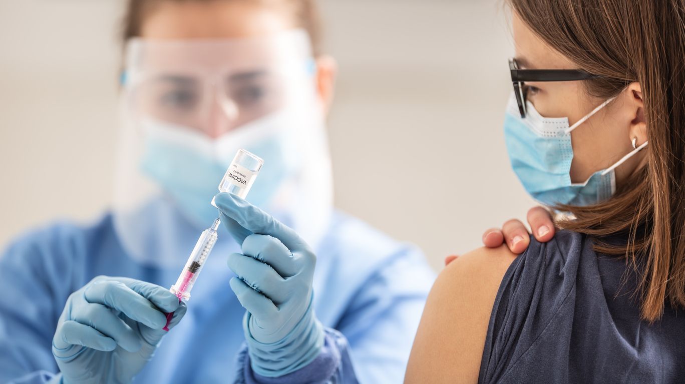 Держслужбовцям рекомендують не жартувати у соцмережах про «чіпування» внаслідок вакцинації