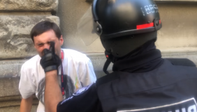 Під час знімань акції протесту під ОП постраждав телеоператор «1+1» (ОНОВЛЕНО)
