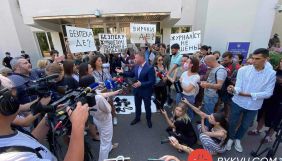 Побиття фотокореспондента «Букв»: журналісти влаштували акцію протесту біля МВС з вимогою покарати винних (ФОТО)