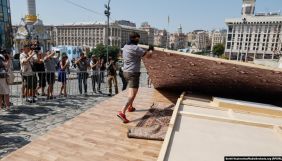 На Алеї Небесної сотні встановили інсталяцію з атрибутами &laquo;радянського побуту&raquo;. Кличко заявив про &laquo;95 квартал на місці розстрілів&raquo; (ФОТО, ВІДЕО)