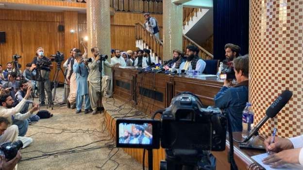ЗМІ не повинні працювати проти нас, – що таліби говорили про майбутнє медіа в Афганістані на першій пресконференції