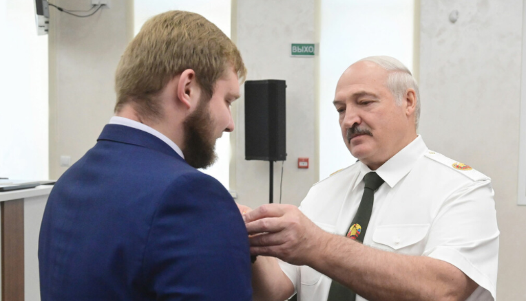 Білоруський пропагандист Азарьонок вдруге отримав медаль «За відвагу» на нагородженні силовиків в приміщенні КДБ (ФОТО, ВІДЕО)