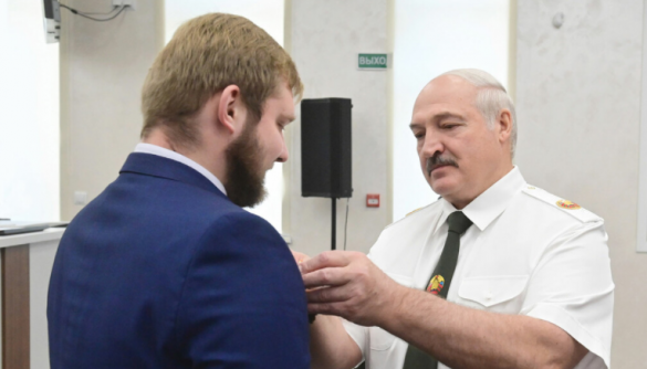 Білоруський пропагандист Азарьонок вдруге отримав медаль «За відвагу» на нагородженні силовиків в приміщенні КДБ (ФОТО, ВІДЕО)