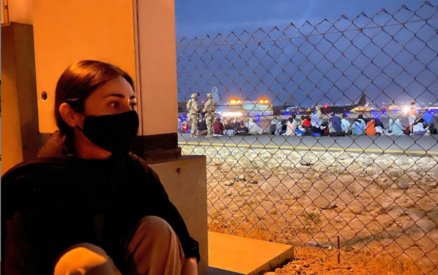 «Взяла тільки камеру та мертву душу». Афганська фотографиня та активістка Роя Хейдарі покинула Кабул (ФОТО)