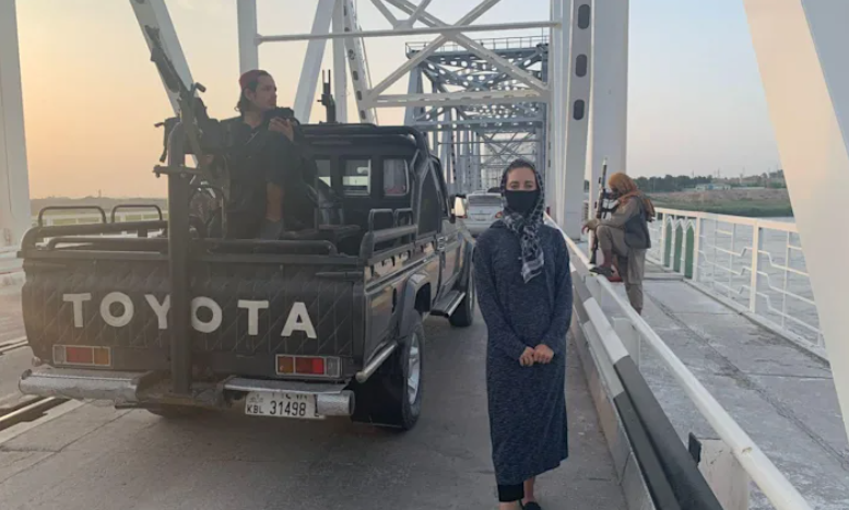 Американсько-австралійська журналістка розповіла, як таліби провели її до узбецького кордону із захопленого міста (ФОТО)