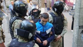 В Криму біля будівлі ФСБ затримали близько 40 людей. Серед них &ndash; двоє журналістів (ДОПОВНЕНО)