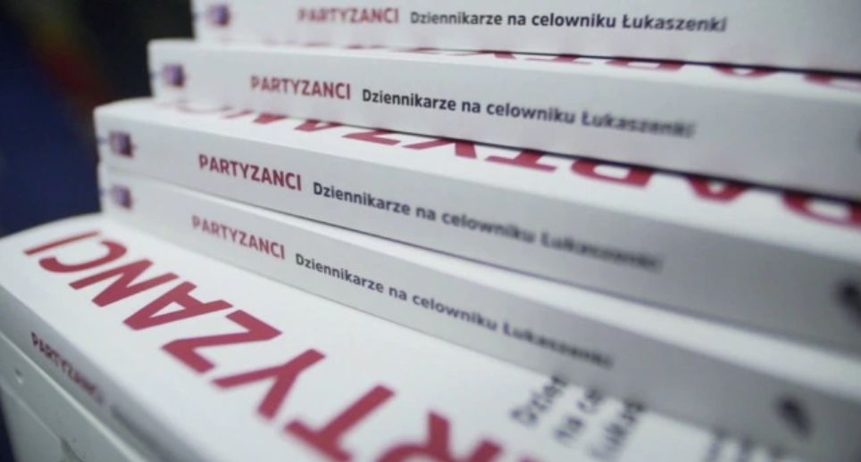 Майже 30 польських журналістів написали книгу про репресії проти ЗМІ в Білорусі
