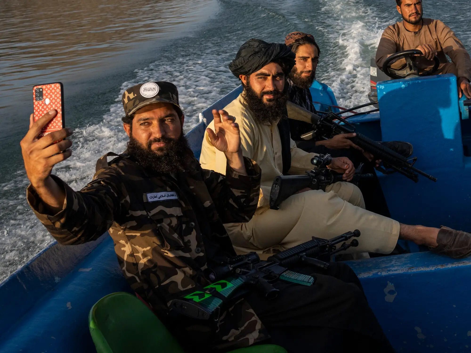 Міністр оборони Афганістану заборонив бойовикам-талібам робити селфі та носити білі кросівки