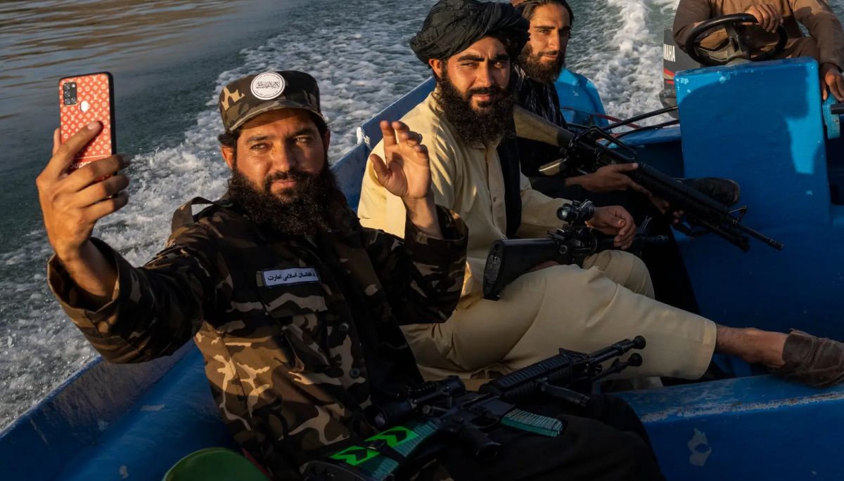 Міністр оборони Афганістану заборонив бойовикам-талібам робити селфі та носити білі кросівки