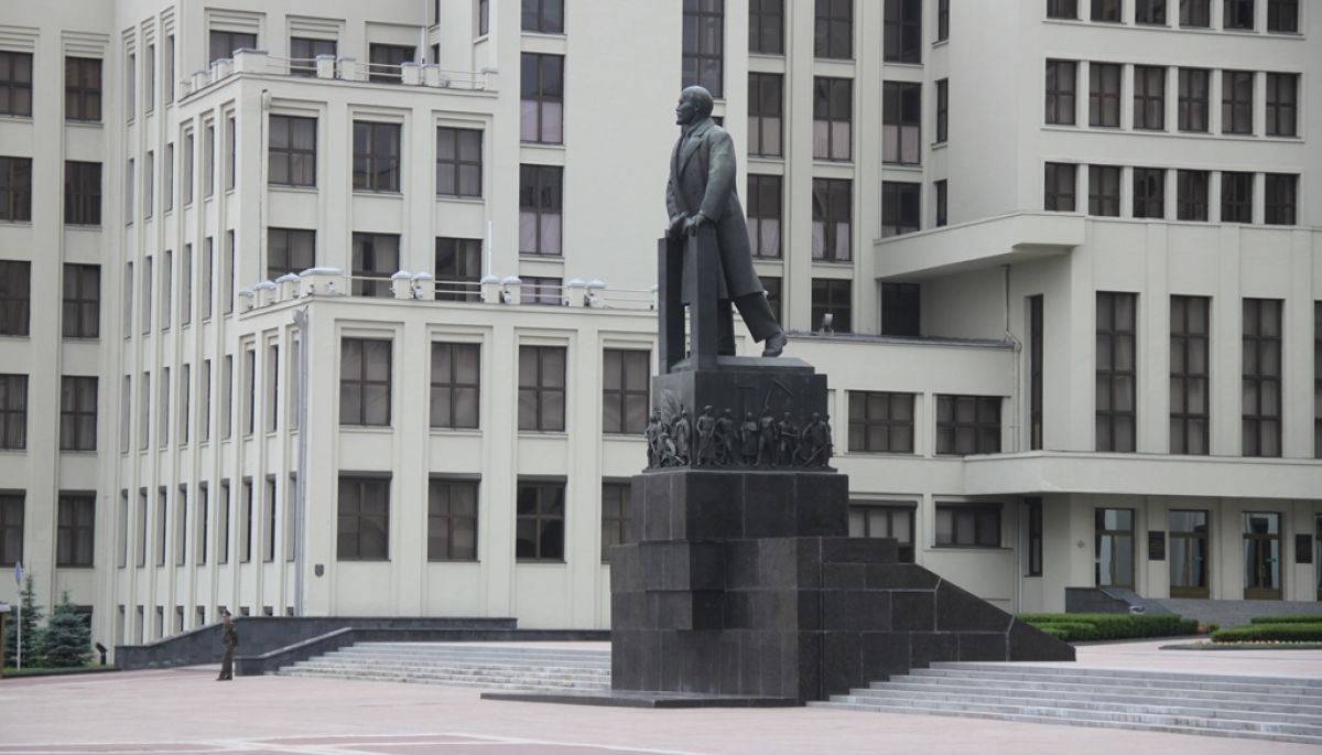 В Білорусі ліквідували Спілку письменників, Гельсінський комітет та заборонили «Усы Лукашенко»