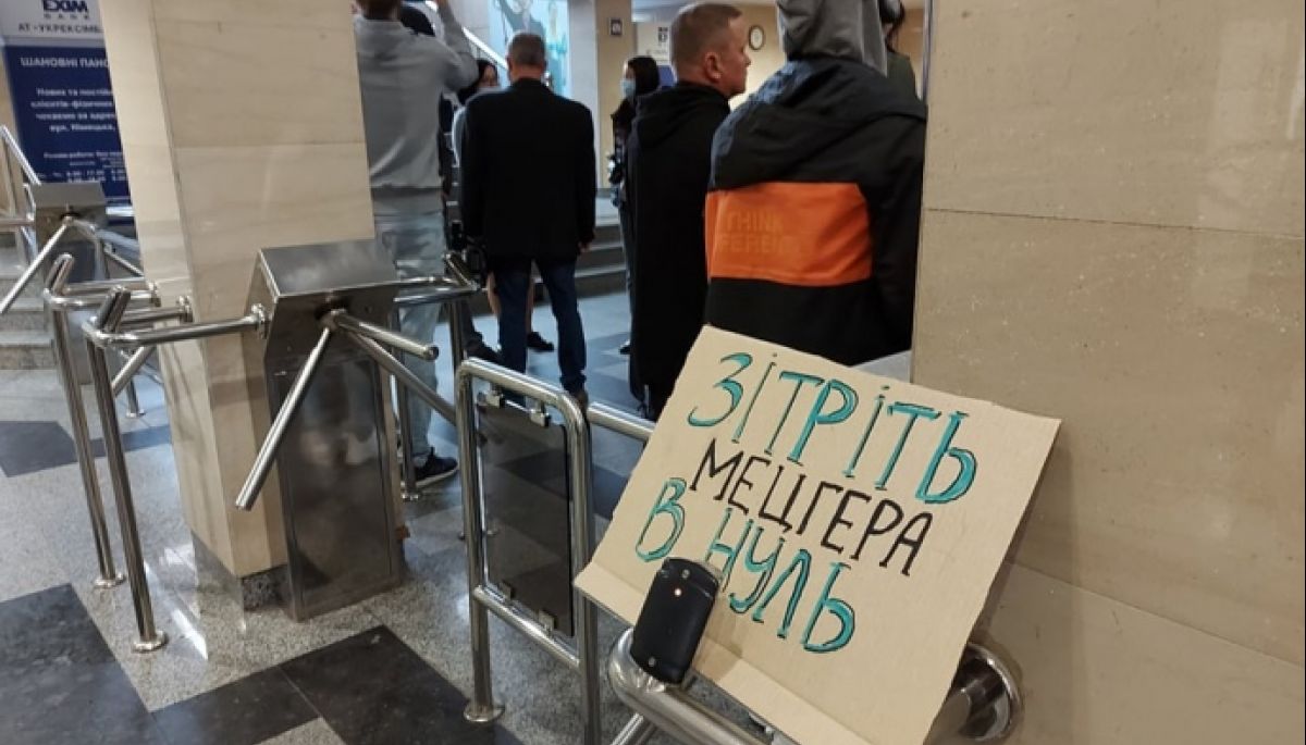 Напад на «Схеми»: поліція та прокуратура прийшли до «Укрексімбанку» вручити підозри