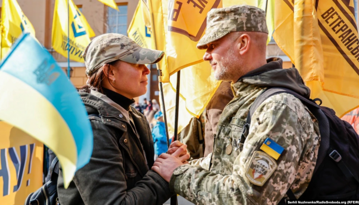 ІМІ дослідив, як онлайн-медіа телеканалів писали про тему військових і ООС