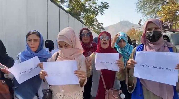 Таліби побили іноземних журналістів, розганяючи жіночий протест в Кабулі (ФОТО, ВІДЕО)