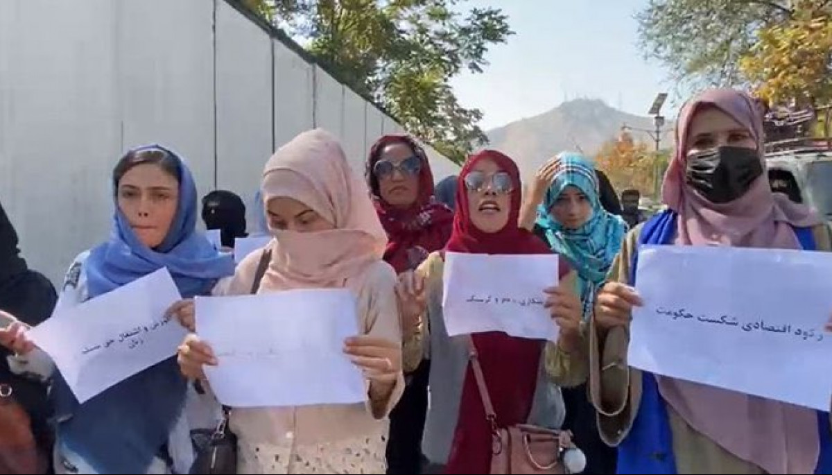 Таліби побили іноземних журналістів, розганяючи жіночий протест в Кабулі (ФОТО, ВІДЕО)