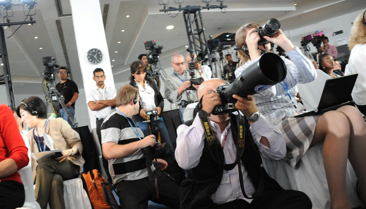 Українських журналістів можуть зобов’язати щоразу брати дозвіл у людей, яких вони знімають у громадських місцях