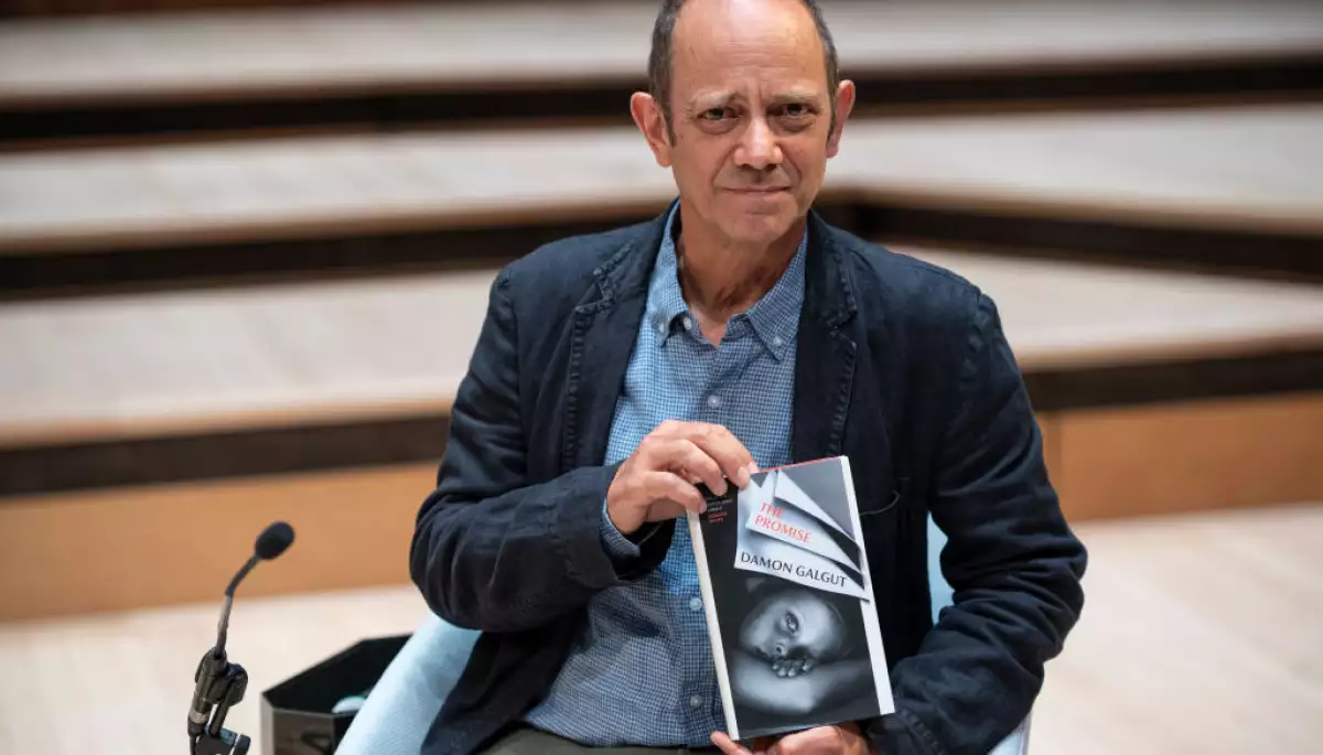 Лауреатом Букерівської премії 2021 року став Деймон Галгут з романом «Обіцянка»