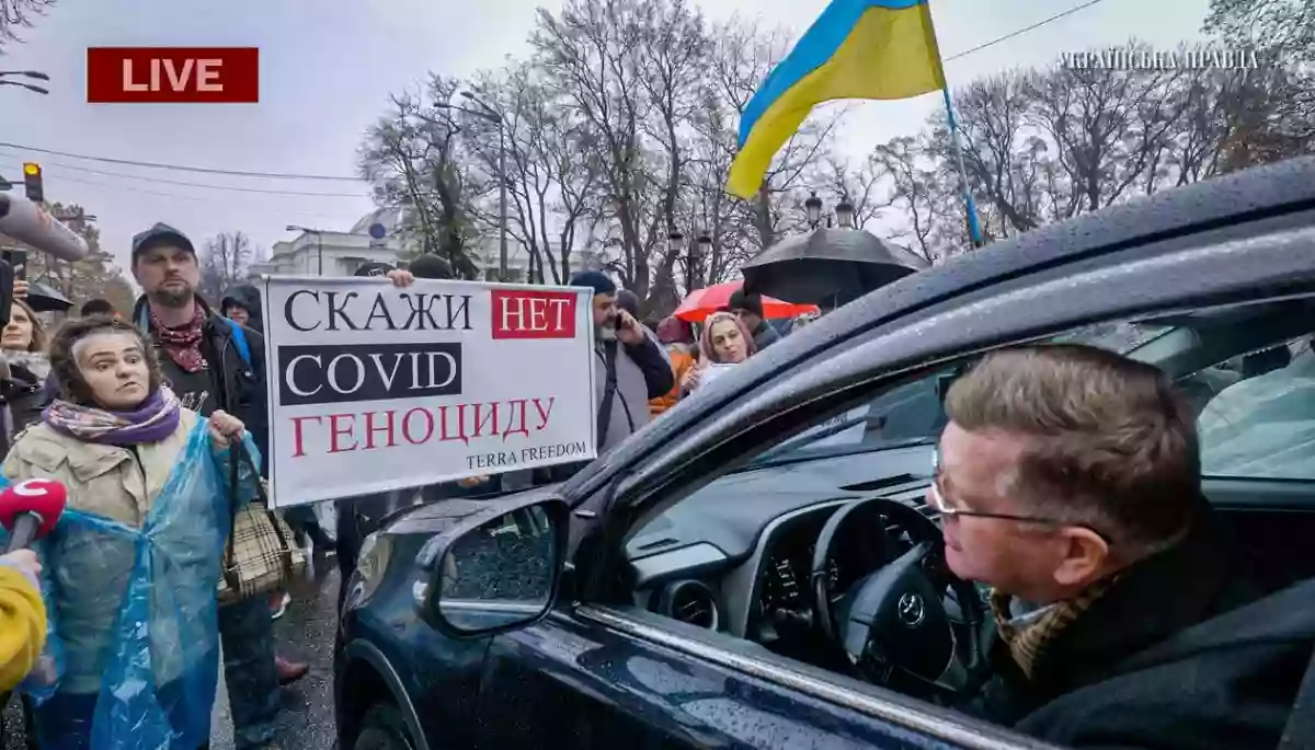 Чи мають медіа давати слова противникам карантину та вакцинації? Опитування експертів