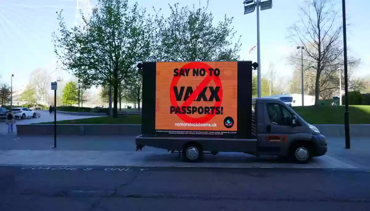 Щеплення від роспропаганди: як країни ЄС долають спротив антивакцинаторів