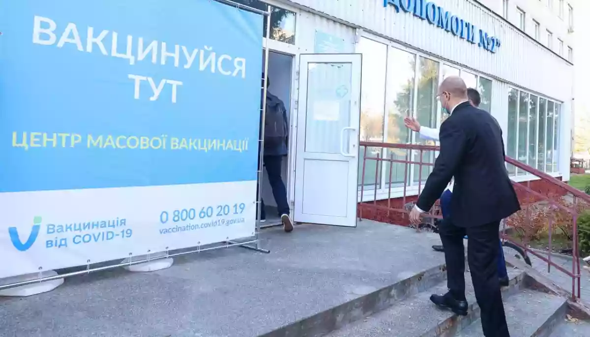 Інфокампанія про вакцинацію поки що провалилася. Чому? Медіапідсумки 1–7 листопада 2021 року