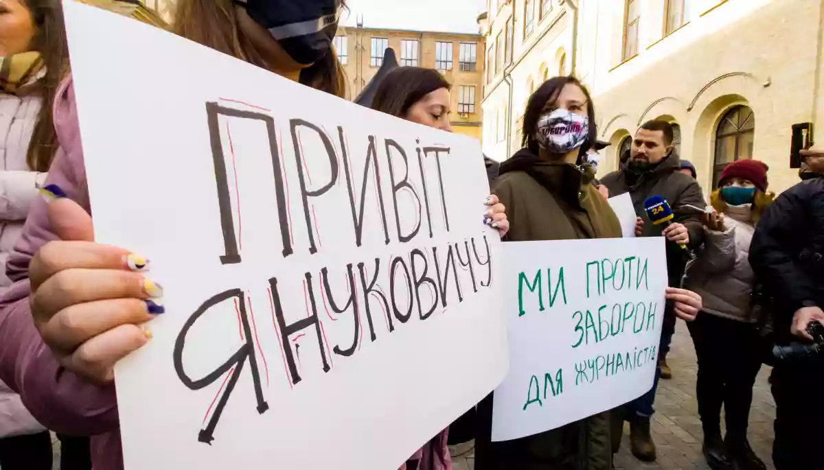 Журналісти влаштували акцію протесту через «вибіркову акредитацію» на пресмарафон Зеленського