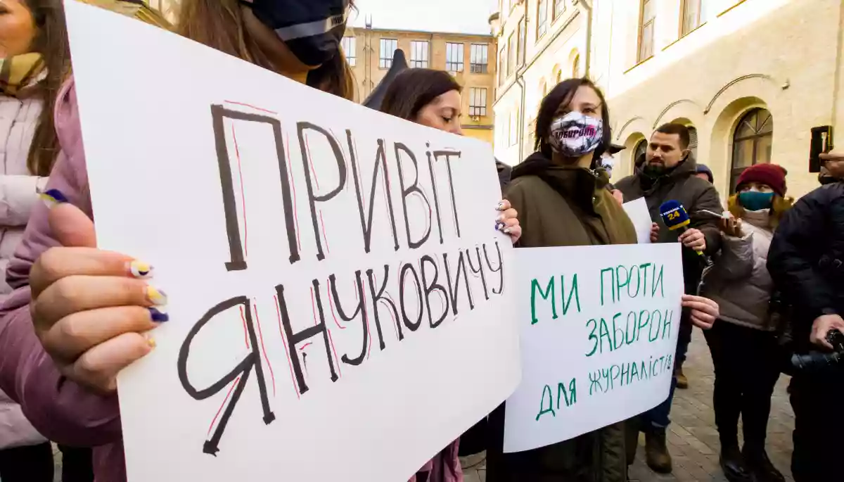 Журналісти влаштували акцію протесту через &laquo;вибіркову акредитацію&raquo; на пресмарафон Зеленського