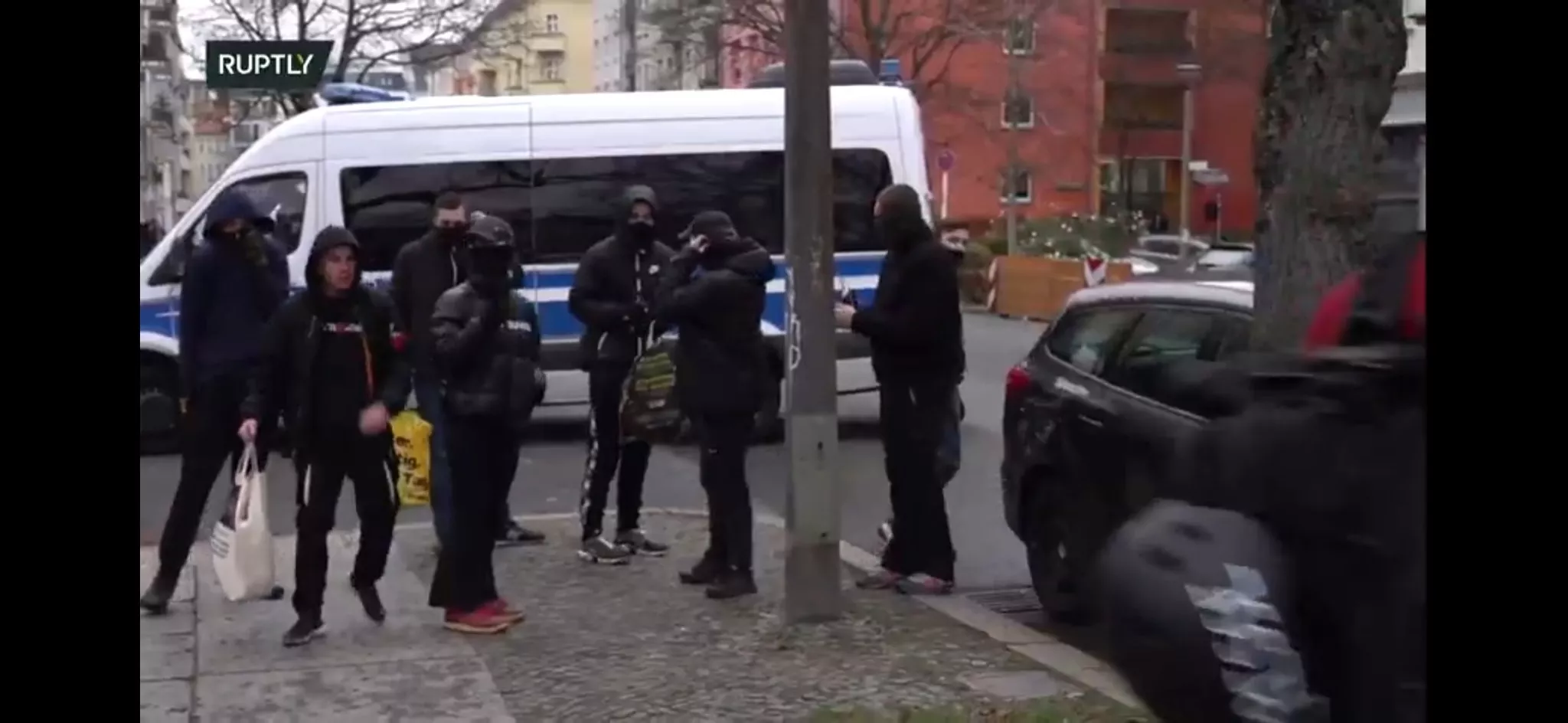 Неонацисти напали на журналістів під час акції проти карантинних обмежень у Берліні (ВІДЕО)