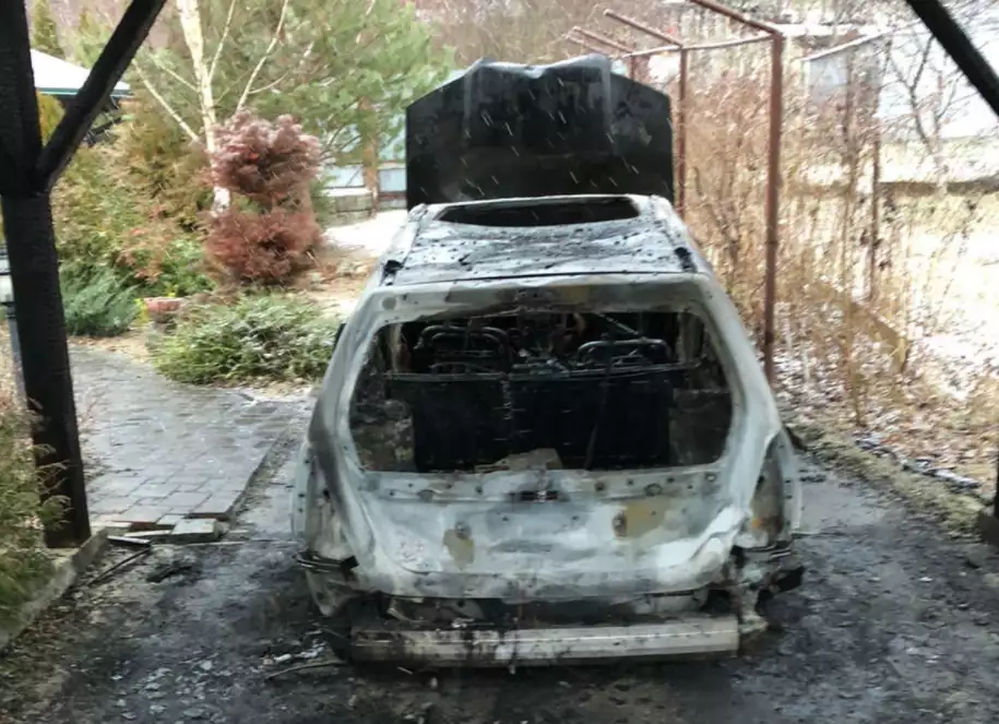 Поліція перекваліфікувала справу щодо підпалу автівок журналіста в Ужгороді