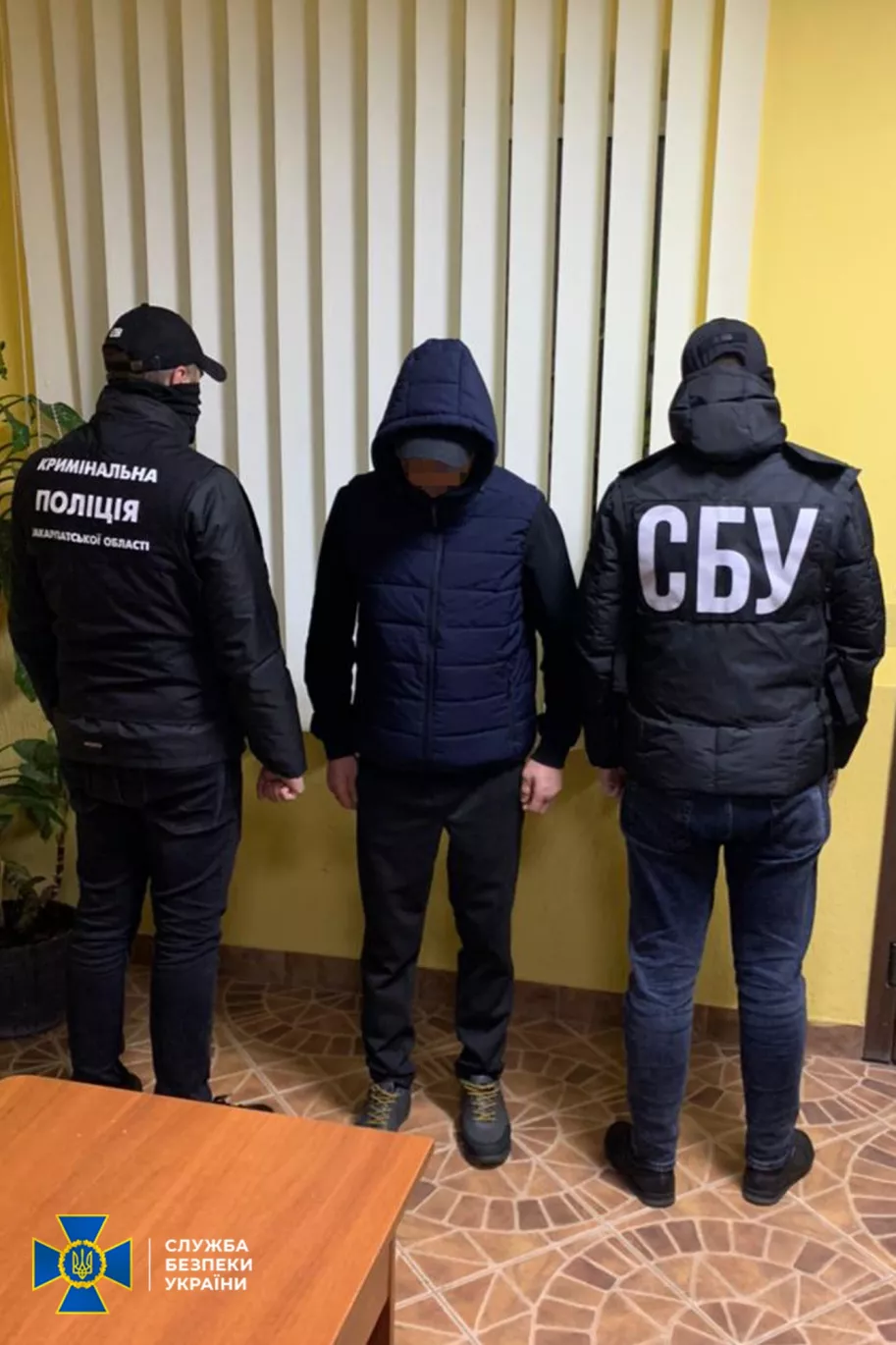 СБУ затримала підозрюваного у підпалі автомобілів ужгородського журналіста