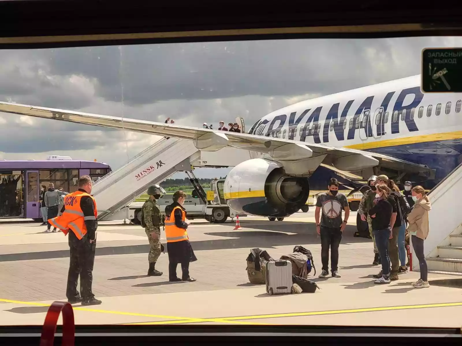 Польща опублікувала запис розмови мінського диспетчера та пілота літака Ryanair: третя особа давала вказівки (ВІДЕО)