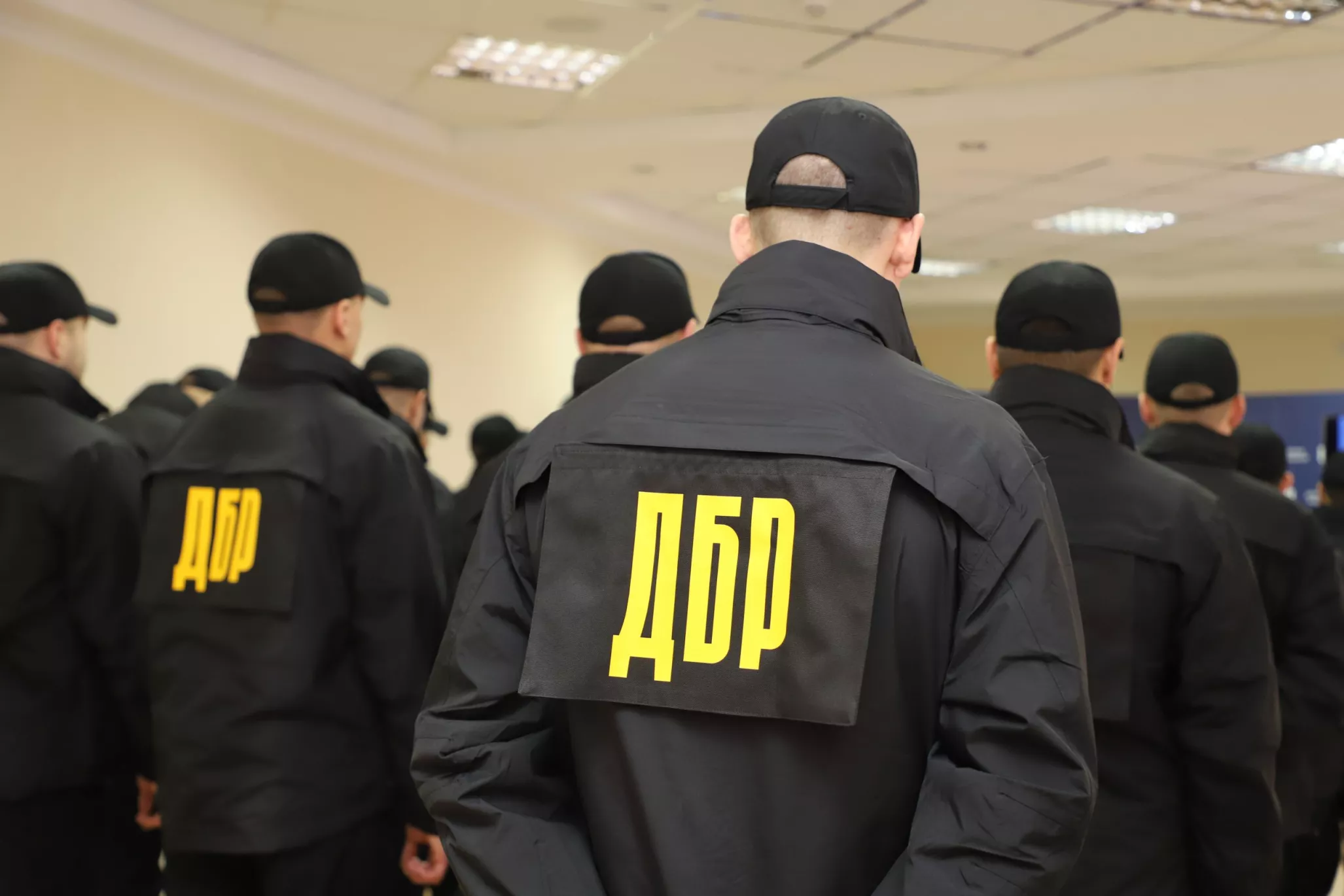 Порошенко сів у машину й поїхав, поки ДБР намагалось вручити йому повістку (ВІДЕО)