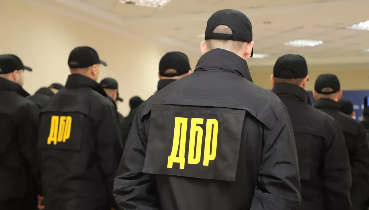 Порошенко сів у машину й поїхав, поки ДБР намагалось вручити йому повістку (ВІДЕО)