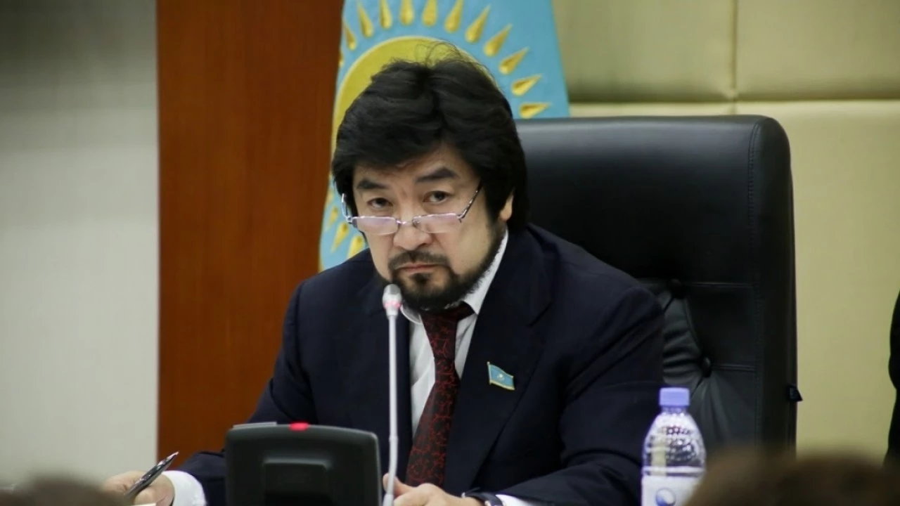 У Казахстані ексдепутат напав на журналістку в ліфті. Вона питала його про багатоженство (ВІДЕО)
