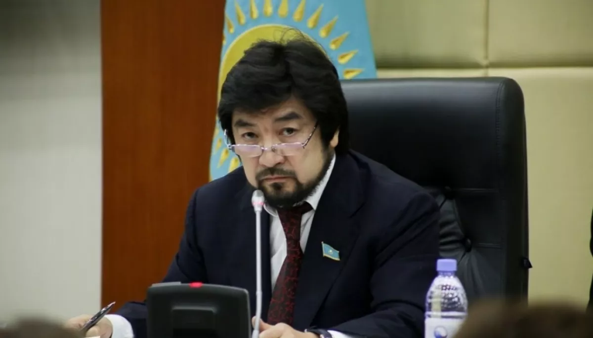 У Казахстані ексдепутат напав на журналістку в ліфті. Вона питала його про багатоженство (ВІДЕО)