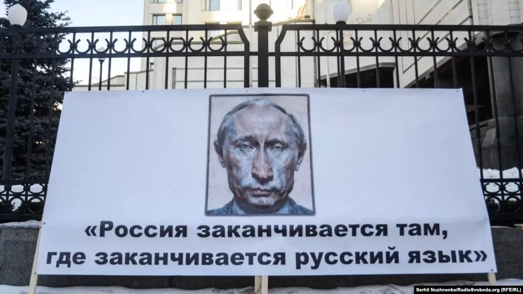 Новорічна програма, «Свати» і «один народ». Чому деякі українські телеканали розважають глядачів російською мовою?