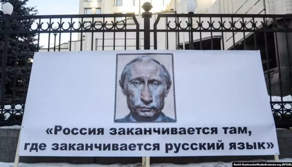 Новорічна програма, «Свати» і «один народ». Чому деякі українські телеканали розважають глядачів російською мовою?