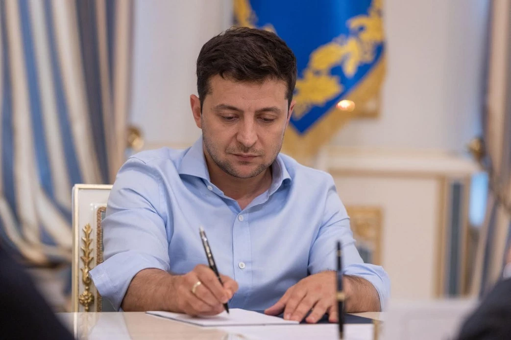 Зеленський підписав закон про скасування контрольних марок для примірників аудіо та відео
