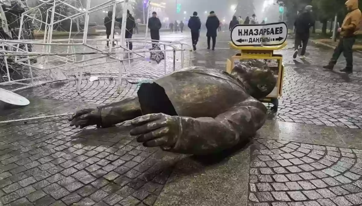 У Казахстані почали валити пам'ятники Назарбаєву