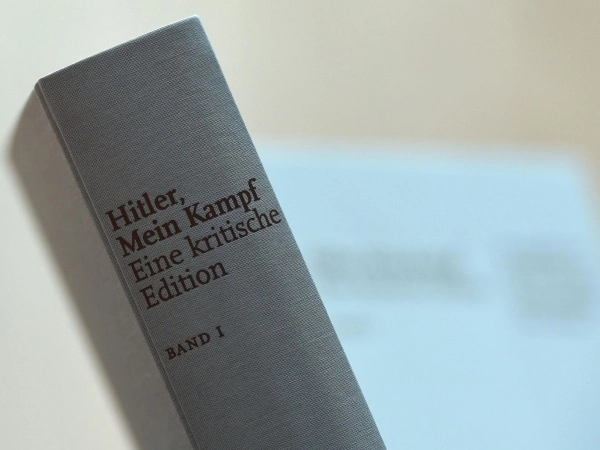 &laquo;На подарунок&raquo;. В &laquo;Епіцентрі&raquo; пропонували придбати книгу &laquo;Майн кампф&raquo;
